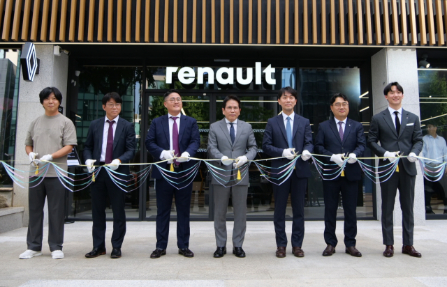 르노코리아 강남전시장 앞에서 오픈 행사를 진행하고 있다.르노코리아 제공