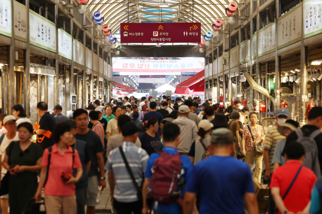 한국경제인협회가 내수 활성화와 탄소 중립을 위한 ‘7대 과제’를 제안했다. 사진은 서울의 전통시장 모습. 연합뉴스