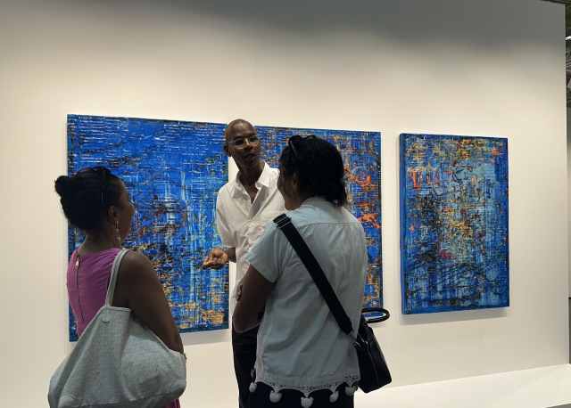 마크 브래드포드 작 '오케이, 댄 아이 어폴로자이즈'(Okay Then I apologize)와 작가. 이번 프리즈를 위해 제작된 이 작품은 3일 450만 달러(약 62억 6000만 원)에 판매됐다. 김은영 기자 key66@