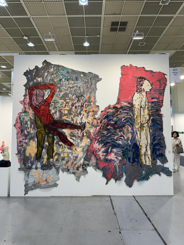 부산에서 참여한 맥화랑에서 선보인 방정아 작가 2025년 신작 '손톱달님'과 '소름 쫙'이 한 벽에 마주보고 걸려 있다. 김은영 기자 key66@