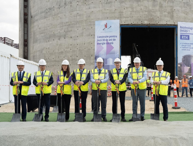 한수원이 3일(현지시간) '루마니아 체르나보다 원전 설비개선사업' 착공식을 가졌다. (왼쪽부터) 알프레도 만고니 주 루마니아 이탈리아 대사, 임갑수 주 루마니아 대한민국 대사, (여성 오른쪽) 미하이 조아러 SNN(발주사) 부사장, 개리 로즈 캔두 에너지 CEO, 개빈 부찬 주 루마니아 캐나다 대사, 이안 에드워즈 atkins realis CEO, 황주호 한수원 사장. 한수원 제공