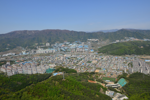 부울경 광역철도가 지나가는 웅상시가지 전경.