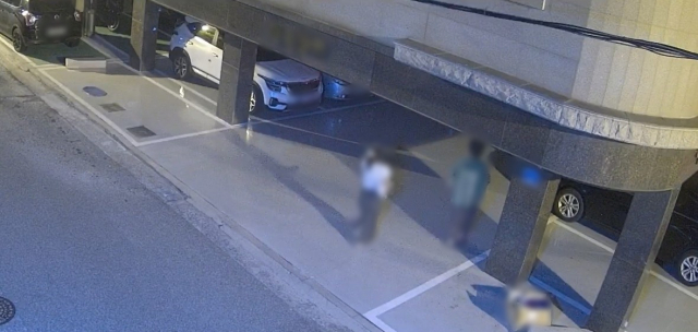 접근금지 명령을 어기고 피해자 주거지에 들어가는 20대 스토킹 용의자(왼쪽). 울산시 북구 제공