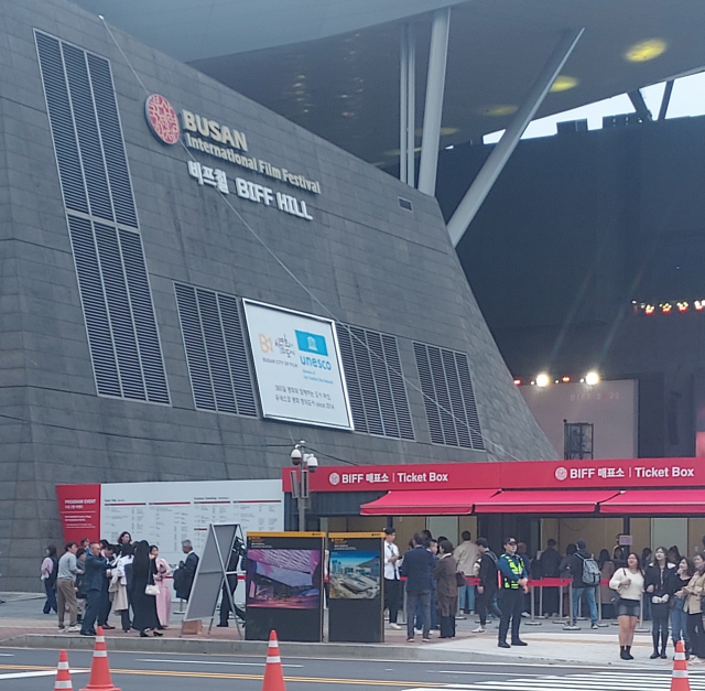 부산 해운대구 영화의전당 야외 사거리 현장 매표소. 고령자와 장애인 등 온라인 예매가 힘든 디지털 취약계층을 대상으로 운영된다. 김희돈 기자