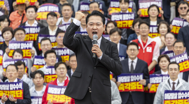 국민의힘 장동혁 대표가 4일 국회 본청 계단에서 열린 야당말살 정치탄압 특검수사 규탄대회에서 강력한 대 여당, 대 정부 투쟁을 선언하는 규탄 연설을 하고 있다. 연합뉴스
