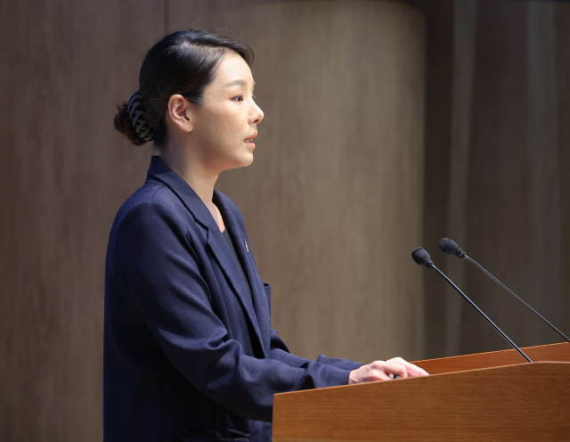 조국혁신당 강미정 대변인이 4일 서울 여의도 국회 소통관에서 당내 성비위 의혹과 관련한 탈당 기자회견을 하고 있다. 연합뉴스