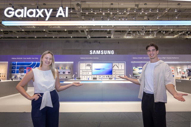 삼성전자 모델들이 현지시간으로 오는 5일부터 9일까지 ‘IFA 2025’가 열리는 독일 베를린 내 메세 베를린의 시티큐브 베를린에 위치한 자사 전시관에서 갤럭시 AI를 소개하고 있다. 삼성전자 제공