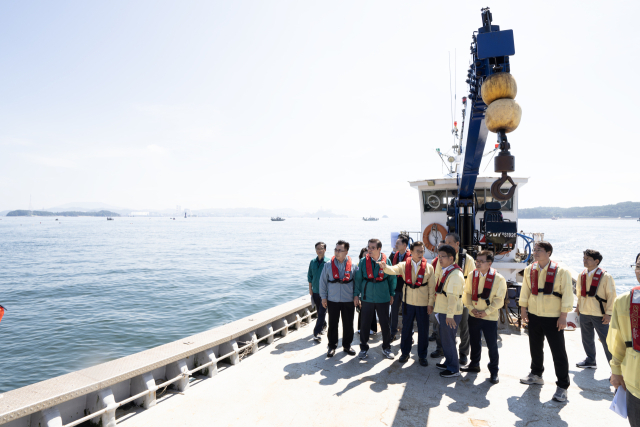 전재수 해양수산부 장관은 지난 3일 충남 보령시 해상가두리 양식장을 찾아 고수온 대응 및 안전관리 실태를 점검하고 어업인들을 격려했다. 해수부 제공