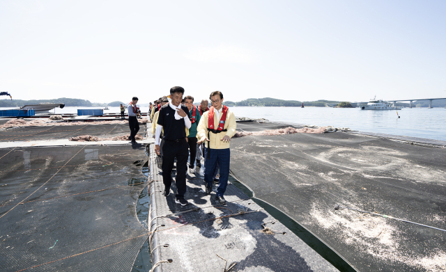 전재수 해양수산부 장관은 지난 3일 충남 보령시 해상가두리 양식장을 찾아 고수온 대응 및 안전관리 실태를 점검하고 어업인들을 격려했다. 해수부 제공