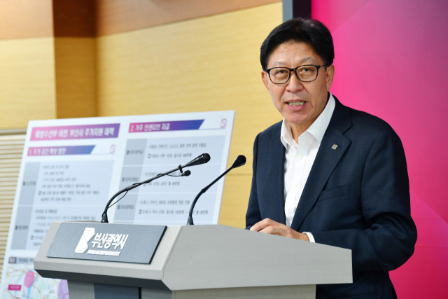 박형준 부산시장이 4일 부산시청 기자회견장에서 해양수산부 부산 이전에 따른 주거 지원 대책을 발표하고 있다. 부산시 제공