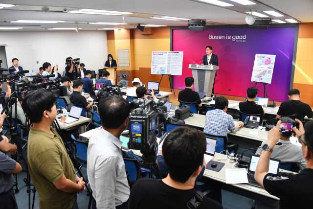 박형준 부산시장이 4일 부산시청 기자회견장에서 해양수산부 부산 이전에 따른 주거 지원 대책을 발표하고 있다. 부산시 제공