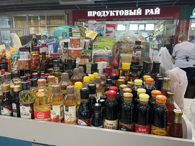 알마티 시장에 진열돼 있는 한국 식품.