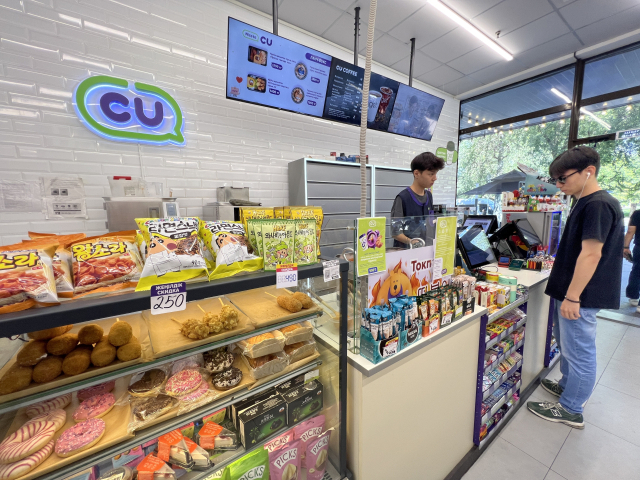 젊음의 거리로 불리는 카자흐스탄 알마티시 아르바트에 있는 CU 매장. 한국 매장을 그대로 옮겨온 듯하다.