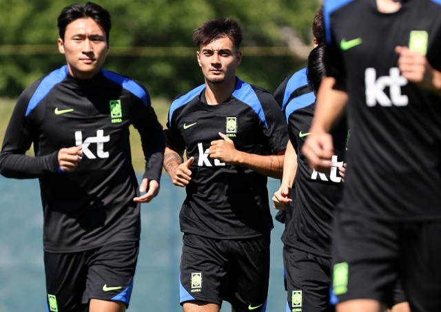 3일 한국 축구 대표팀 훈련에 참가한 옌스 카스트로프(사진 오른쪽). 연합뉴스