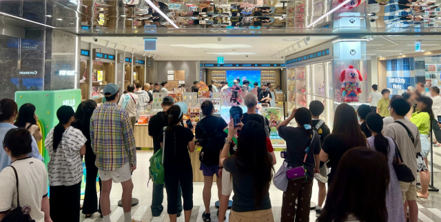 롯데백화점 부산본점에서 열린 뷰티 브랜드 ‘롬앤’ 팝업스토어(위)와 신세계 센텀시티에 입점한 글로벌 아트토이 전문점 팝마트. 각 사 제공