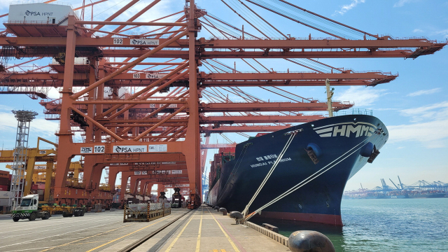 해운 대기업 HMM의 부산 이전은 산업 집적화를 위한 상징적인 행보로 주목받고 있다. 부산신항에 정박 중인 HMM 플래티넘호. HMM 제공