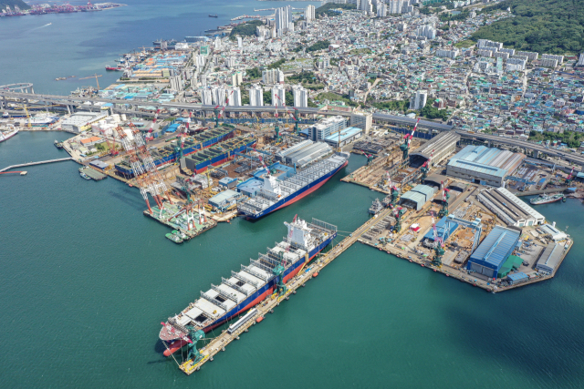 해양수산부 부산 이전을 계기로 조선·플랜트 업무를 해수부로 이관해 산업 클러스터를 완성해야 한다는 목소리가 높아지고 있다. 부산 영도구 봉래동 HJ중공업 일대 모습. 김종진 기자 kjj1761@