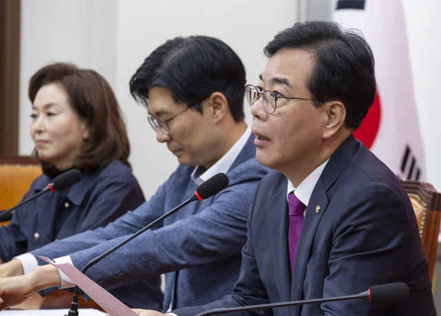 국민의힘 송언석 원내대표와 국회 교육위원회 위원들이 4일 국회에서 최교진 교육부 장관 후보자 임명 철회를 요구하는 기자회견을 하고 있다. 연합뉴스