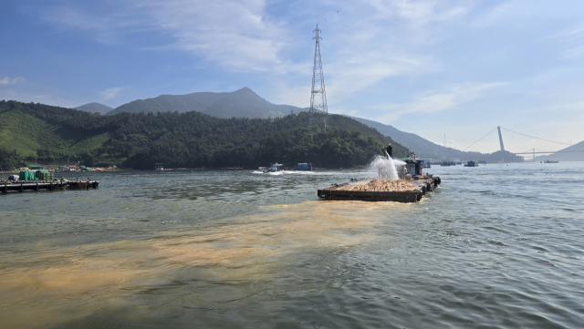 지난 3일 경남 하동군에서 적조를 막기 위해 황토가 살포되고 있다. 하동군 제공