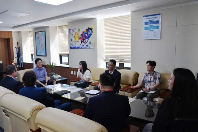 조폐공사 성창훈 사장(왼쪽)과 SICPA 관계자들이 대전 본사를 방문해 협력방안을 논의하고 있다. 조폐공사 제공