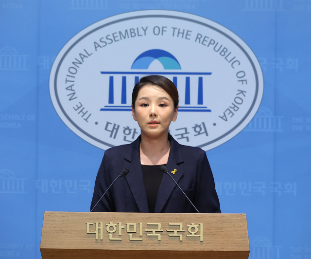 조국혁신당 강미정 대변인이 4일 서울 여의도 국회 소통관에서 당내 성비위 의혹과 관련한 탈당 기자회견을 하고 있다. 연합뉴스