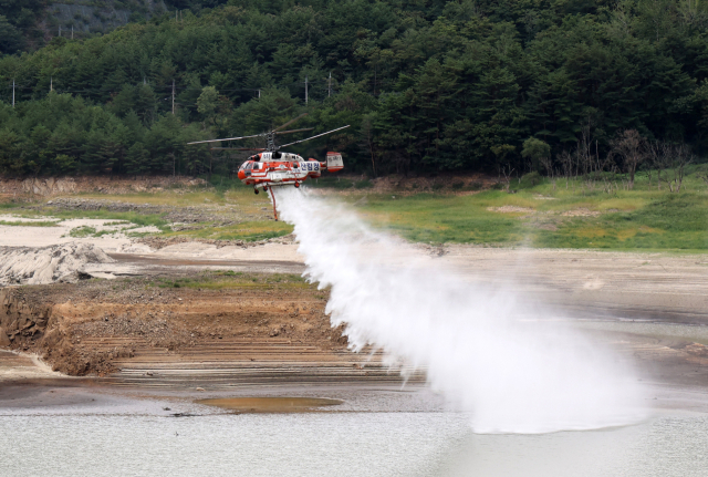5일 최악의 가뭄 사태가 이어지는 강원 강릉시 주 상수원인 오봉저수지에서 산불 진화 헬기가 저수율을 높이고자 물을 뿌리고 있다. 연합뉴스
