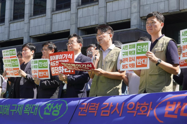 전국언론노동조합, 방송기자연합회, 한국기자협회, 한국PD연합회 등은 5일 오전 11시 서울시 중구 한국프레스센터 앞 광장에서 '언론중재법 개정, 속도전 반대한다' 기자회견을 실시했다. 전국언론노동조합 제공