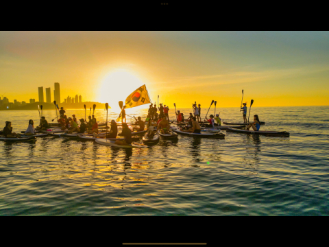 패들보드 위에서 8.15를 기념하는 모습.