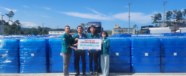 경남 산청군 관계자들이 5일 강릉시에 생수 8만여 병을 지원했다. 산청군 제공