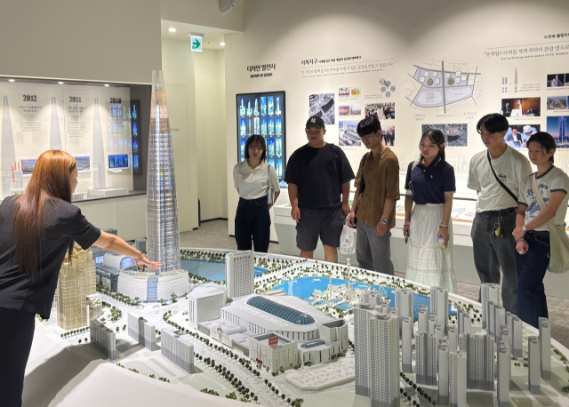 일본 오사카경제대 학생들이 4일 신격호 롯데 창업주의 기업가 정신을 배우기 위해 서울 잠실 롯데월드터워를 방문한 가운데 신격호 기념관을 둘러보고 있다. 롯데지주 제공