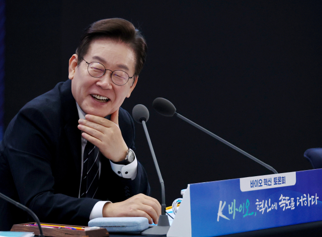 이재명 대통령이 5일 인천 송도 컨벤시아에서 열린 바이오 혁신 토론회에서 밝게 웃으며 참가자 발언을 듣고 있다. 연합뉴스