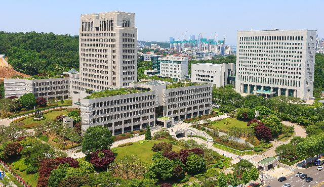 서울 서초구 대법원(왼쪽)과 대검찰청 모습. 연합뉴스