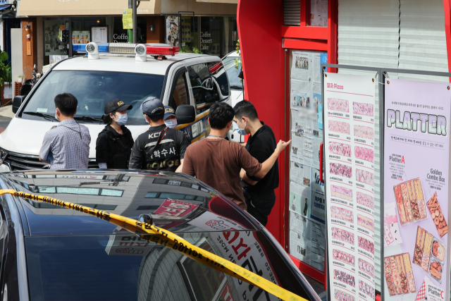 지난 3일 서울 관악구 한 식당에서 칼부림 사건이 발생, 경찰이 조사하고 있다. 경찰은 과도한 비용청구 등 본사·가맹점 간 갈등 가능성에 무게를 두고 수사를 확대하고 있다. 연합뉴스