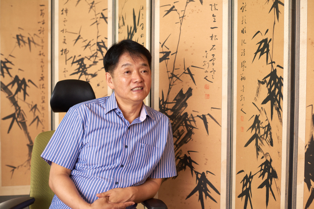 부산 출신으로 외국 금융회사에서 오래 근무했지만 옛글에 빠져 고문헌에 관련된 책을 꾸준히 내고 있는 석한남 씨. 태학사 제공