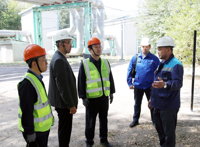 카자흐스탄 알마티 열병합발전소 현장 점검 모습(가운데 정용기 한국지역난방공사 사장) . 한난 제공