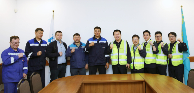 한국지역난방공사는 카자흐스탄 알마티 열병합발전 회사인 ALES사 관계자들과 사업 협력 및 기술교류 방안을 논의했다(오른쪽 다섯 번째 정용기 한난 사장). 한난 제공