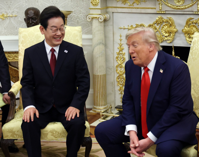 이재명 대통령과 도널드 트럼프 미국 대통령이 25일(현지시간) 미국 워싱턴DC 백악관에서 정상회담을 하고 있다. 연합뉴스