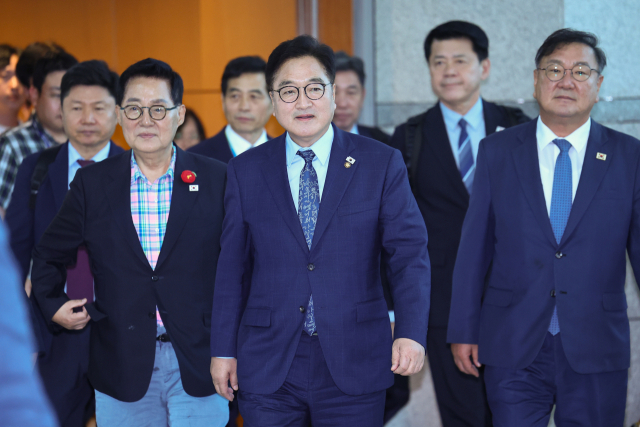 중국 베이징에서 열리는 '항일전쟁 및 세계 반파시스트 전쟁 승전(전승절) 80주년 열병식'에 참석하는 우원식 국회의장과 여야 의원들이 2일 인천국제공항 제1여객터미널로 출국하고 있다. 우 의장과 함께 중국을 방문하는 의원단은 더불어민주당 박지원, 김태년, 박정, 홍기원 의원, 조국혁신당 김준형 의원 등으로 구성됐다. 연합뉴스