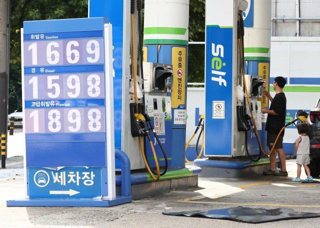 지난달 31일 서울 시내 한 주유소에 가격 현황판이 놓여 있다. 연합뉴스