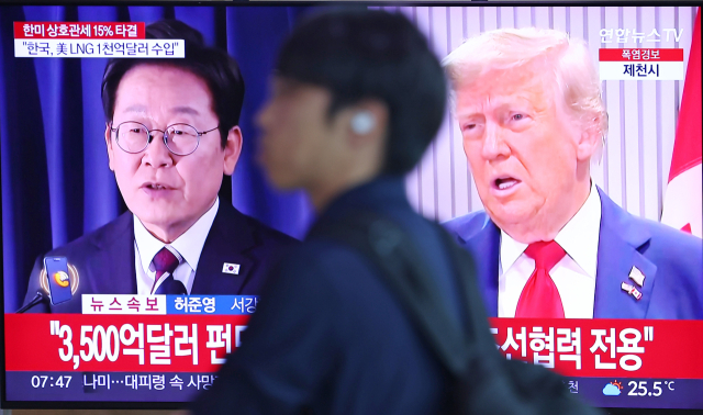 한국과 미국의 관세협상이 타결된 지난달 31일 서울역 대합실에서 한 시민이 관련 뉴스가 나오는 TV 앞을 지나고 있다. 연합뉴스