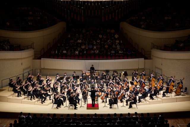 부산시립교향악단이 지난 7월 부산콘서트홀에서 제622회 정기연주회를 갖고 있다. 부산문화재단 제공