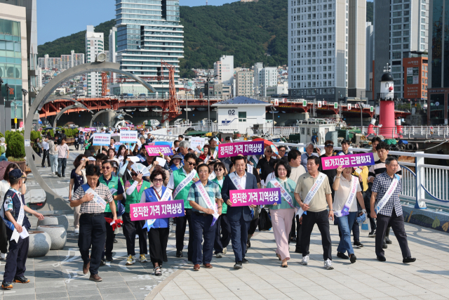 5일 오후 3시 부산 중구 유라리광장에서 지역 상인 단체 회원 등 200여 명이 참석해 바가지요금 근절 등을 결의했다. 부산 중구청 제공