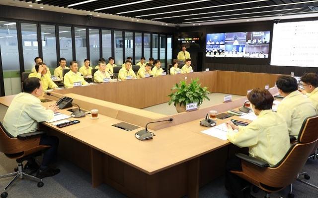 지난 8월 21일, 한국수자원공사 대전 본사 재난안전상황실에서 개최된 ‘전사 안전활동 소통회의’ 모습(사진 왼쪽 윤석대 한국수자원공사 사장). 한국수자원공사 제공