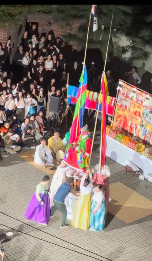 갤러리현대 '작두 굿' 모습. 김은영 기자 key66@