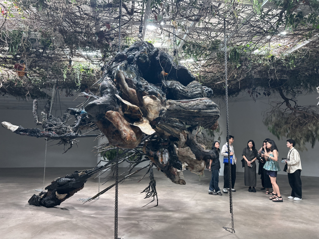 '삼청 나잇'에서 만난 아트선재센터의 아드리안 비야르 로하스의 첫 한국 개인전 '적군의 언어' 전시장 모습. 김은영 기자 key66@