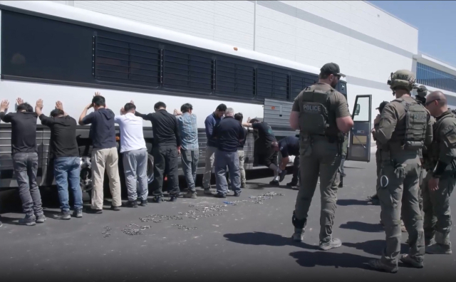 미국 이민 단속 당국이 홈페이지를 통해 지난 4일(현지시간) 조지아주 현대차그룹-LG에너지솔루션의 합작 배터리 공장 건설현장에서 벌인 불법체류·고용 단속 현장 영상을 홈페이지를 통해 공개했다. 연합뉴스