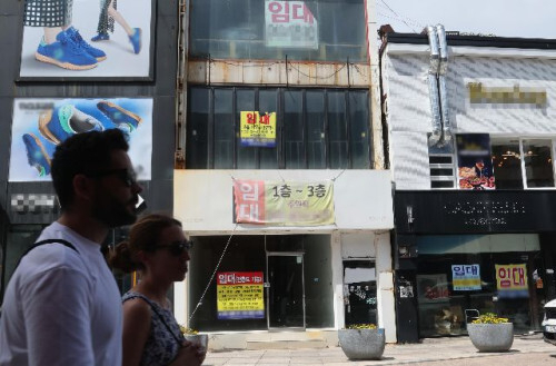 부산 중구 광복로 거리의 상가 건물 곳곳에 임대 안내문이 붙어 있다. 정종회 기자 jjh@