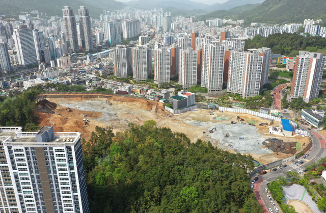 부산 최초 민간공원 특례사업으로 추진 중인 동래구 명륜동 동래사적공원 ‘대광로제비앙’ 아파트 건설 현장. 시공사가 부지 내 암반 제거를 위한 발파 공사를 시도하자 인근 주민들이 소음, 진동 등의 민원을 제기하고 있다. 정종회 기자 jjh@
