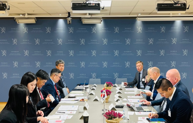 한국·노르웨이 해운협력회의에서 허만욱 해수부 해운물류국장(왼쪽 테이블 가운데)과 오타르 오츠네스(Ottar Ostnes) 노르웨이 통상산업수산부 해운연안개발국장(오른쪽 테이블 앞쪽 2번째) 등 관계자들이 회의를 진행 중이다. 해수부 제공