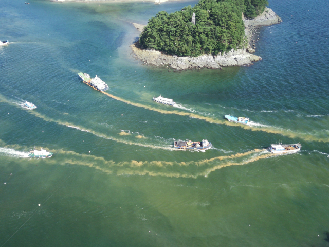 경남도는 지난 5, 6일 양일간 민관이 함께하는 ‘적조 일제 방제의 날’을 운영했다. 경남도 제공
